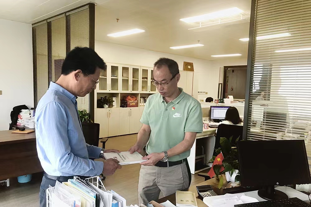 公司紀檢委員為權屬企業負責人發放《釋讀》.jpg